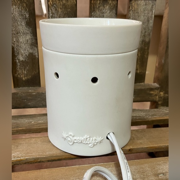 Scentsy Warmer Tilia Tree #2 (chipped lid) - Picture 4 of 6